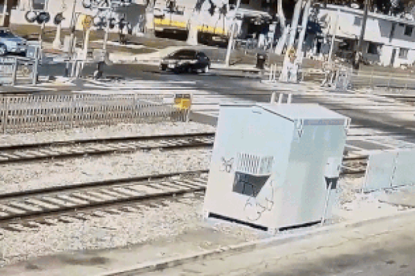 Qua đường không quan sát, người đàn ông bị tàu hỏa tông trúng-1