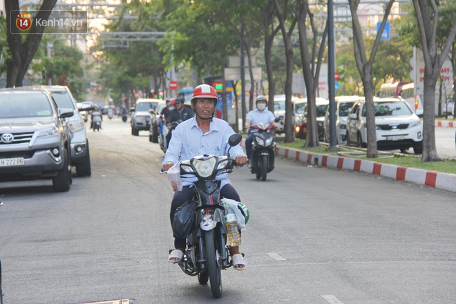 Đằng sau câu chuyện người đàn ông nghèo bật khóc khi bị CSGT tịch thu xích lô: Mấy chú góp tiền để tui mua chiếc xe máy, tui biết ơn dữ lắm!-9