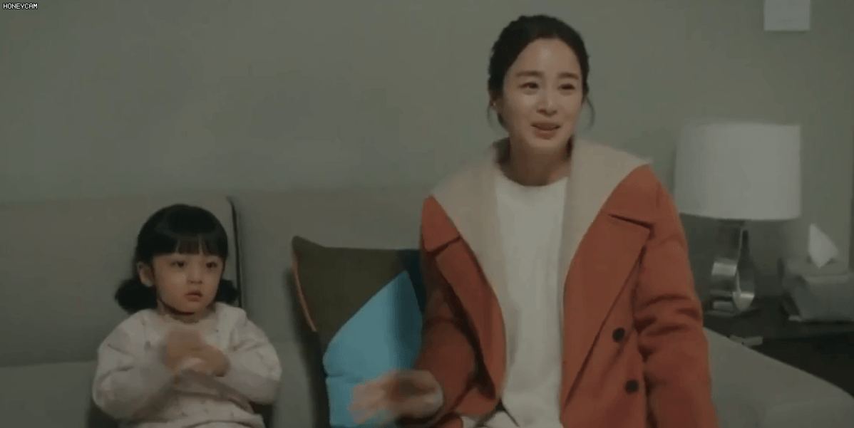 Hi Bye, Mama: Đổ rạp trước loạt biểu cảm siêu đáng yêu của cậu bé trong vai con gái Kim Tae Hee-1