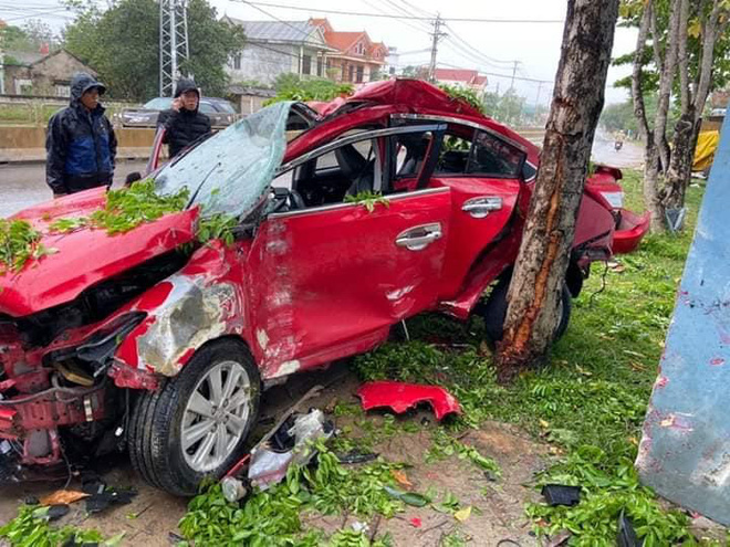 CLIP: Khoảnh khắc ô tô văng mạnh vào gốc cây, nát bét, tài xế tử vong-1