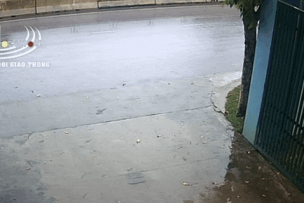 CLIP: Khoảnh khắc ô tô văng mạnh vào gốc cây, nát bét, tài xế tử vong