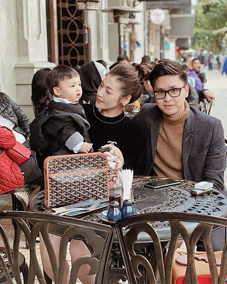 Á hậu Tú Anh so sánh ảnh hồi bé của mình và con trai, dưới bình luận là hàng loạt cảm thán vì giống nhau như 2 giọt nước”-4