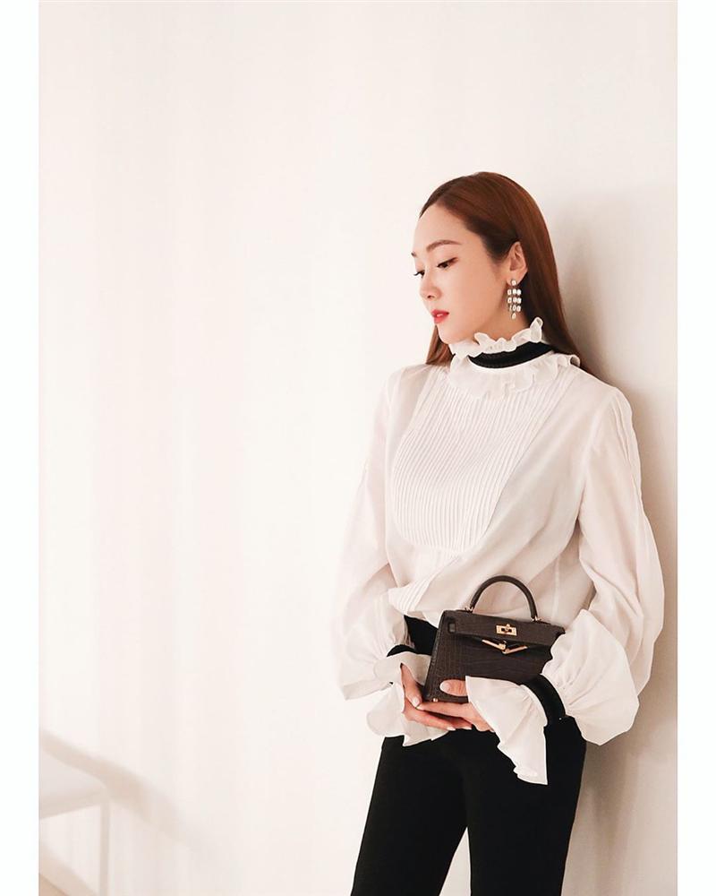 Áo blouse kiểu quý tộc đang được hội chị em sao Hàn mê mệt, bánh bèo là thế nhưng lên đồ lại sang chảnh khó tin-7