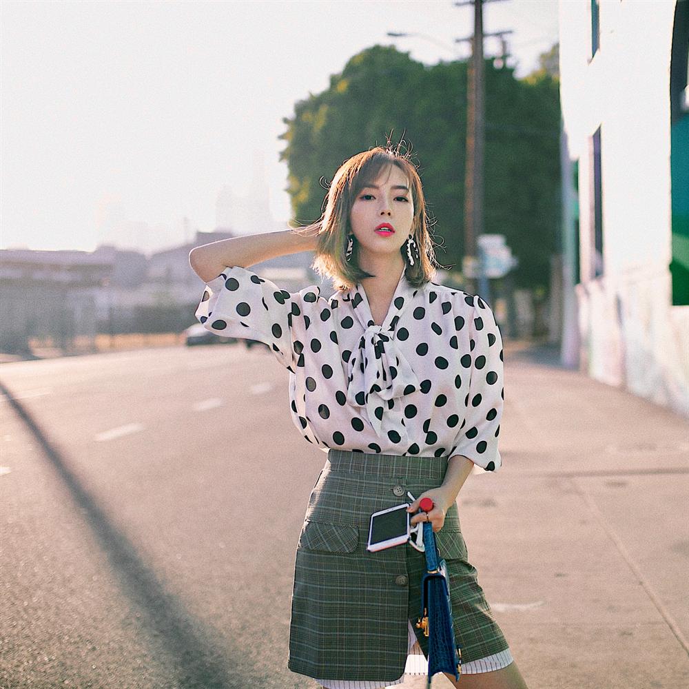 Áo blouse kiểu quý tộc đang được hội chị em sao Hàn mê mệt, bánh bèo là thế nhưng lên đồ lại sang chảnh khó tin-15