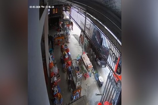 Xe tải tông sập cổng nhà dân vì tránh xe khách đi ẩu