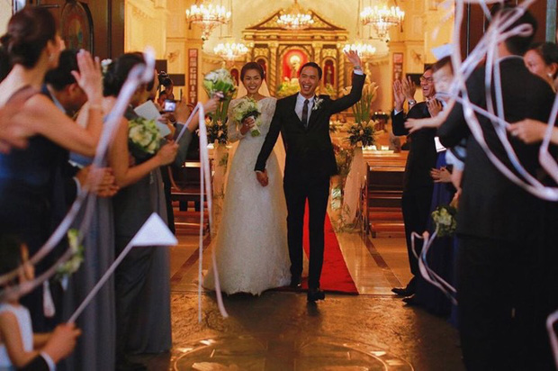 Louis Nguyễn đăng ảnh như một thước phim bên Hà Tăng: Cái nắm tay hơn mọi lời nói, minh chứng tình yêu kéo dài cả thập kỷ-2