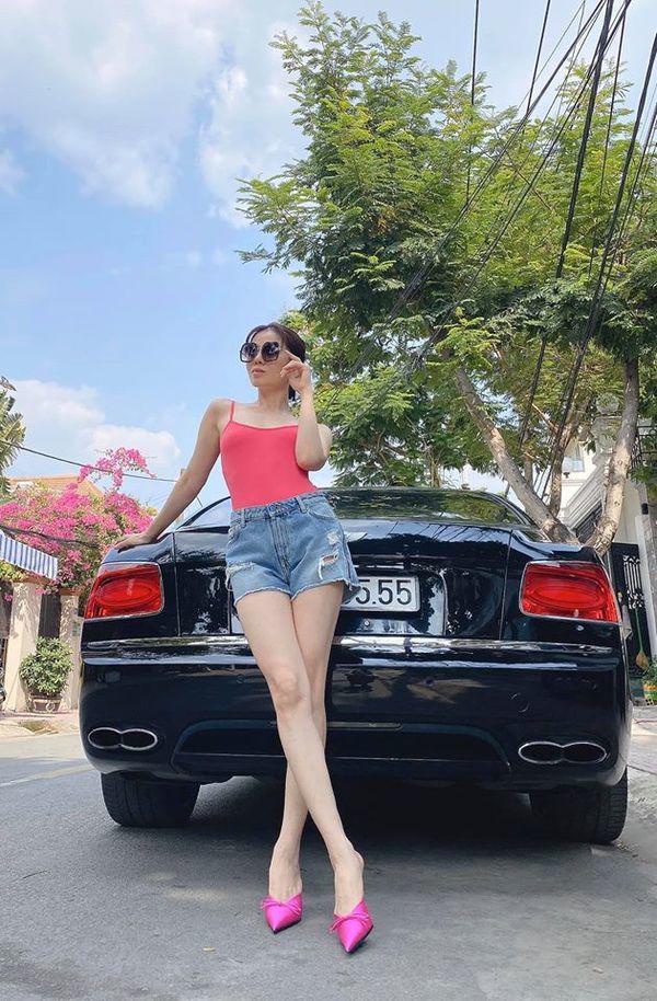 Lúc ngắn trên lúc hở dưới, Lệ Quyên ngày càng ăn mặc phóng khoáng, trẻ trung-2