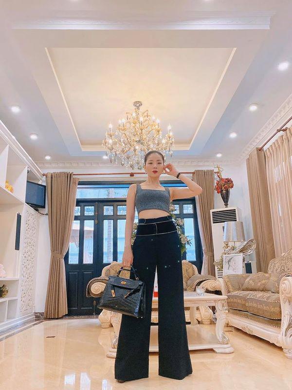 Lúc ngắn trên lúc hở dưới, Lệ Quyên ngày càng ăn mặc phóng khoáng, trẻ trung-7