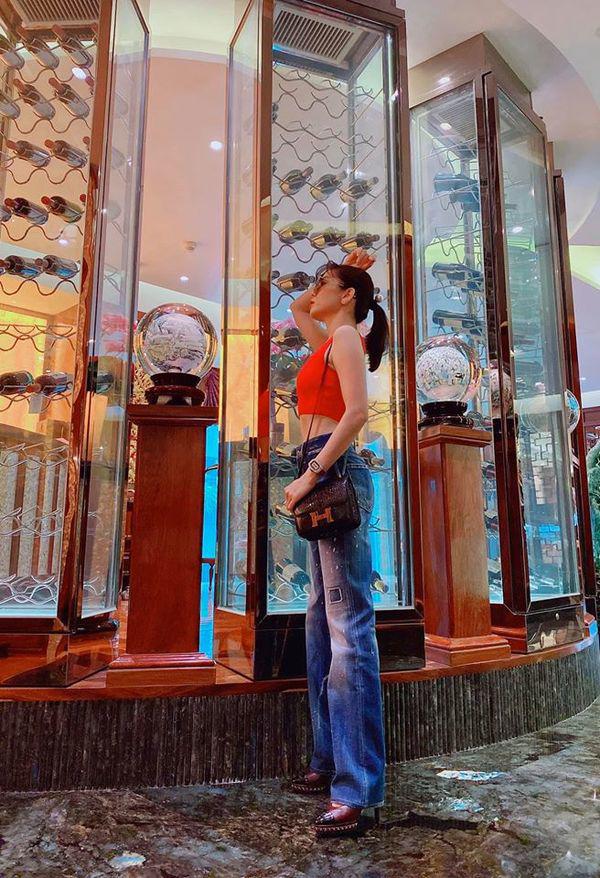 Lúc ngắn trên lúc hở dưới, Lệ Quyên ngày càng ăn mặc phóng khoáng, trẻ trung-9