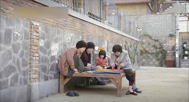 1001 câu chuyện về những bà cô hàng xóm khiến dân mạng khiếp vía: Ngồi lê đôi mách từ sáng tới khuya, nói cười rung cả khu phố-1