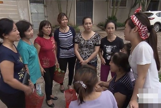 1001 câu chuyện về những bà cô hàng xóm khiến dân mạng khiếp vía: Ngồi lê đôi mách từ sáng tới khuya, nói cười rung cả khu phố
