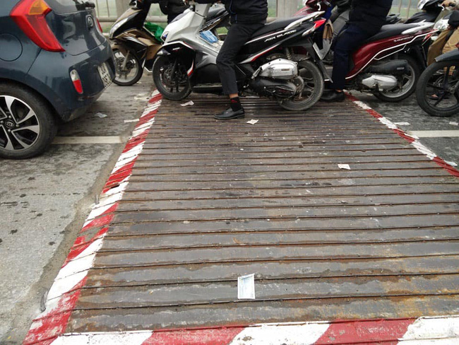 Danh tính nam thanh niên tử vong lúc sáng sớm tại đoạn đường đang sửa trên cầu Vĩnh Tuy-1