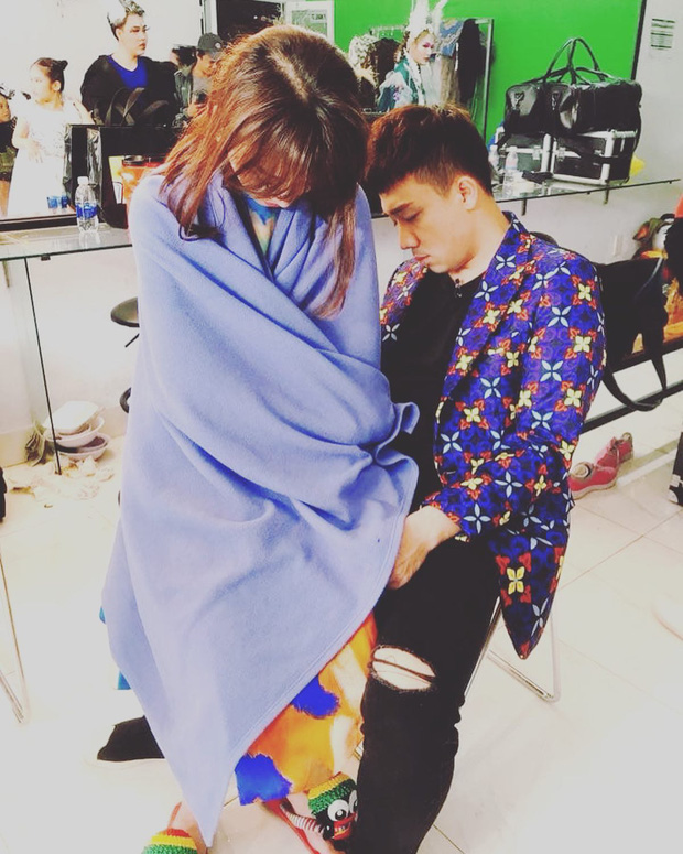 Trấn Thành - Hari Won bị chụp lén sau cánh gà, fan chẳng khen tình tứ mà xót xa vì thương đôi vợ chồng-1