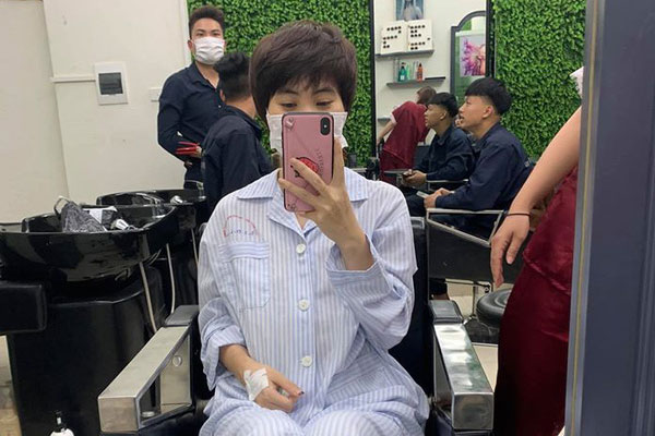 Biết mình bị ung thư ác tính, cô gái trẻ ngỡ như trời đất sụp đổ, nhưng nhìn thấy đôi vợ chồng khóc nức nở ở góc bệnh viện càng khiến cô gái sững sờ-2