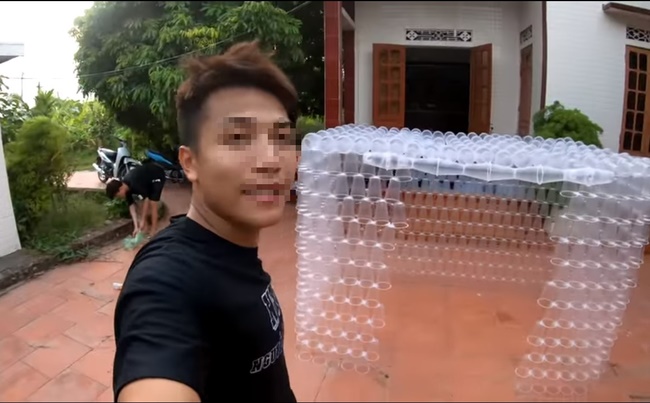 Xây ngôi nhà bằng 5000 lon coca, con trai Bà Tân Vlog gây tranh cãi vì phá hoại môi trường-2