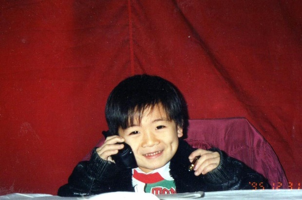 Loạt ảnh tuổi thơ của thiếu gia cực phẩm nhà bầu Hiển: Anh đẹp sẵn từ bé rồi nên không cần dậy thì thành công!-3