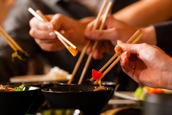 Chuyên gia khuyến cáo: Thói quen dùng đũa của người Việt tiềm ẩn nguy cơ lây lan bệnh tật
