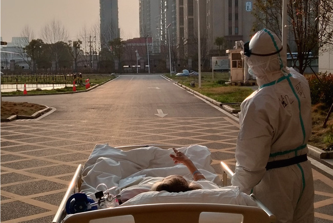 Bức ảnh ghi lại khoảnh khắc đắt giá mùa dịch Covid-19: Bác sĩ và bệnh nhân cùng ngắm hoàng hôn sau nhiều ngày đối đầu với bệnh tật ở Vũ Hán-2