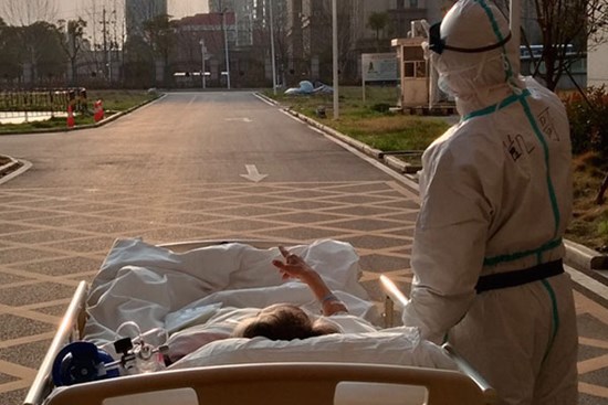 Bức ảnh ghi lại khoảnh khắc đắt giá mùa dịch Covid-19: Bác sĩ và bệnh nhân cùng ngắm hoàng hôn sau nhiều ngày đối đầu với bệnh tật ở Vũ Hán