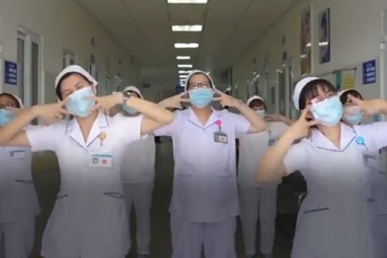 ‘Ghen Cô Vy’ phiên bản chuyên nghiệp của bác sĩ, y tá, nữ hộ sinh gây sốt