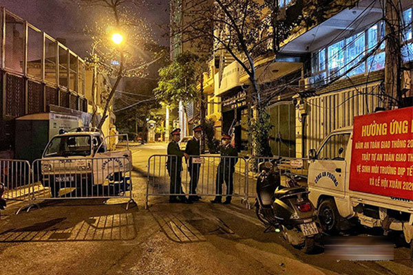 Khan hiếm nước rửa tay trong mùa dịch Covid-19, nhiều người dân ở Anh đến tận bệnh viện lấy cắp của bệnh nhân-4