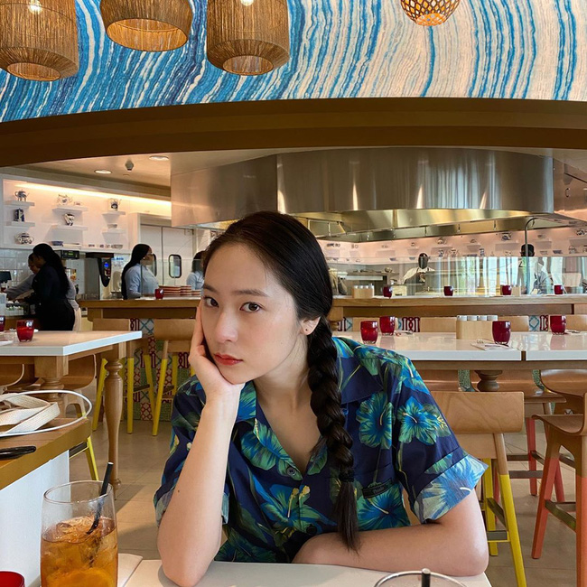 Tóc tết một đuôi sam rất trẻ trung lãng mạn chứ không hề sến, loạt mỹ nhân Việt - Hàn ai diện cũng đẹp-9