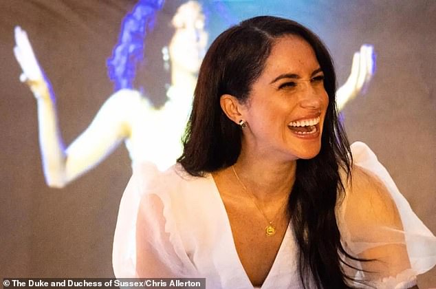 Vừa mới trở về hoàng gia Anh, Meghan Markle đã gây thù với mẹ chồng bằng chiêu thức từng làm với chị dâu Kate-4