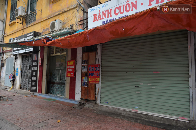 Ảnh: Phố Trúc Bạch vắng hoe vì ca nhiễm Covid-19 thứ 17, hàng loạt hàng quán đóng cửa, treo biển tạm nghỉ-7
