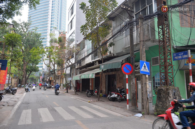 Ảnh: Phố Trúc Bạch vắng hoe vì ca nhiễm Covid-19 thứ 17, hàng loạt hàng quán đóng cửa, treo biển tạm nghỉ-14