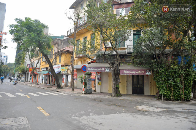 Ảnh: Phố Trúc Bạch vắng hoe vì ca nhiễm Covid-19 thứ 17, hàng loạt hàng quán đóng cửa, treo biển tạm nghỉ-16