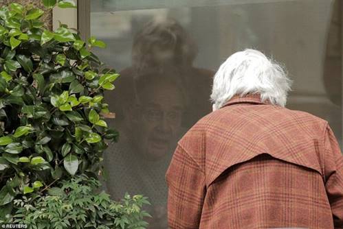 Chồng 89 tuổi phải cách ly vì COVID-19, hành động của người vợ 88 tuổi làm ai cũng xúc động-2