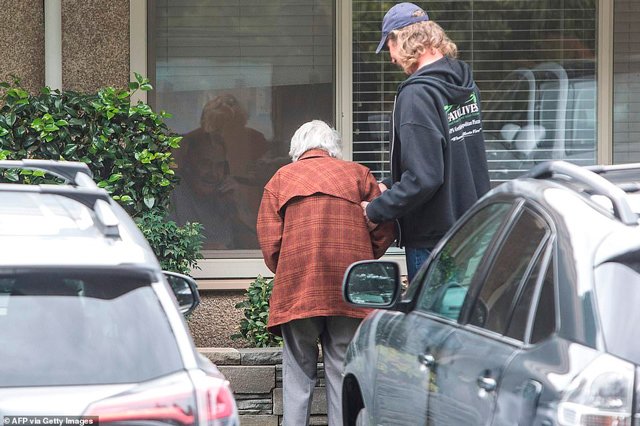 Chồng 89 tuổi phải cách ly vì COVID-19, hành động của người vợ 88 tuổi làm ai cũng xúc động-5