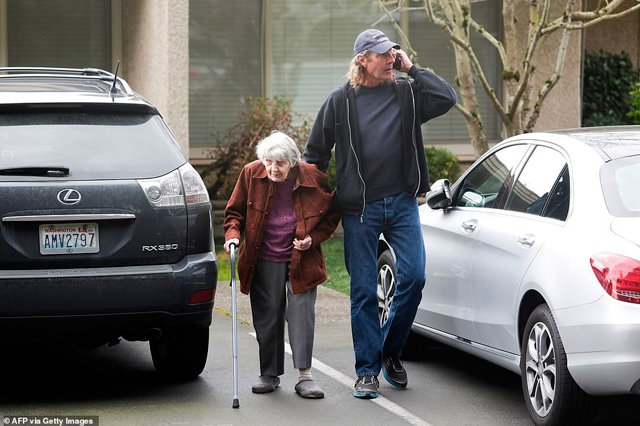 Chồng 89 tuổi phải cách ly vì COVID-19, hành động của người vợ 88 tuổi làm ai cũng xúc động-6