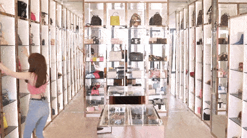 Có cả gia tài túi hiệu vẫn chưa thấy đủ, Ngọc Trinh vẫn phải nuôi heo đất mới có tiền mua túi Hermès hơn 3 tỷ-1