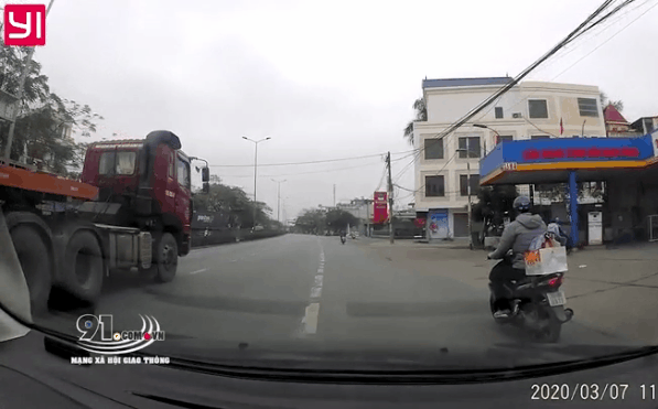 CLIP: Xe đầu kéo đi như hung thần trên phố, vật chở trên xe khiến cả phố khiếp sợ-1