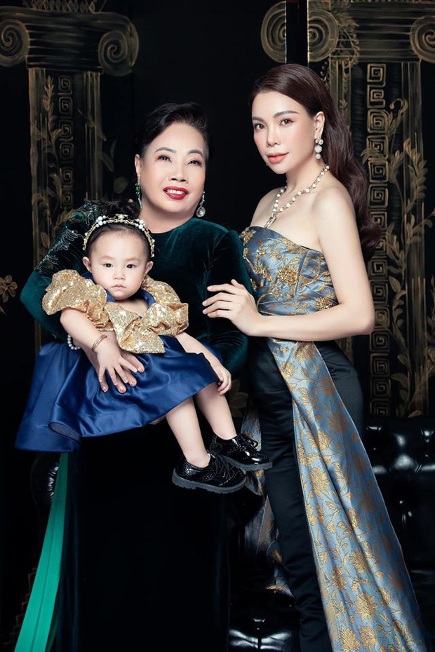 Chưa đến 8/3 sao nữ Vbiz đã tấp nập khoe quà: Ngọc Trinh được cậu bé tặng đồ hiệu, bạn thân 10 năm cũng nhận hoa từ người cũ-4