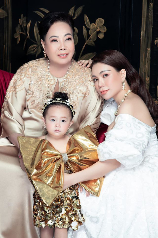 Chưa đến 8/3 sao nữ Vbiz đã tấp nập khoe quà: Ngọc Trinh được cậu bé tặng đồ hiệu, bạn thân 10 năm cũng nhận hoa từ người cũ-5