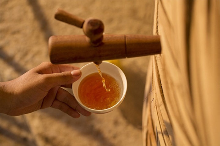 Chỉ cần thả một hạt cơm nguội vào, nước mắm thật hay giả liền biết rõ-2