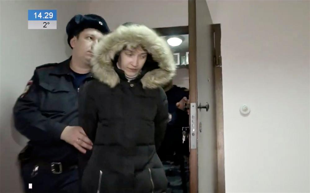 Bé 2 tuổi làm rơi vụn bánh ra sàn, mẹ tức giận nhét cả miếng bánh mì vào miệng khiến con chết ngạt, video dựng lại hiện trường gây phẫn nộ-6