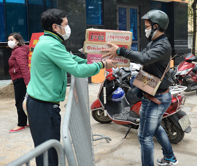 Người dân sống trong khu cách ly trên phố Trúc Bạch mang xe đẩy nhận nhu yếu phẩm-2