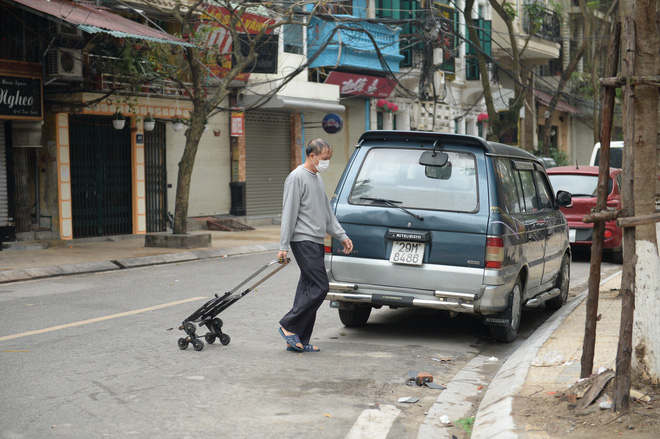 Người dân sống trong khu cách ly trên phố Trúc Bạch mang xe đẩy nhận nhu yếu phẩm-4