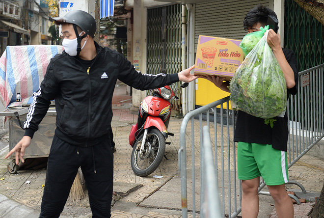 Người dân sống trong khu cách ly trên phố Trúc Bạch mang xe đẩy nhận nhu yếu phẩm-13