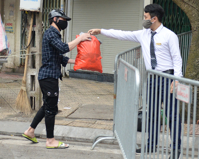 Người dân sống trong khu cách ly trên phố Trúc Bạch mang xe đẩy nhận nhu yếu phẩm-9