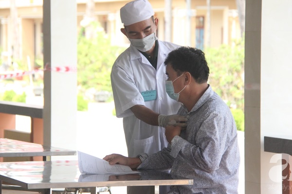 Một bác sĩ khám cho bệnh nhân nhiễm Covid-19 thứ 17 tại Việt Nam đang cách ly ở Khánh Hòa-1