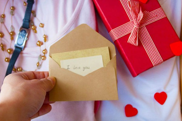 Mong ngóng bạn trai chuẩn bị quà 8/3 nhưng thay vì hoa hồng, chocolate lãng mạn, cô gái lại nhận được trọn bộ đồ cúng thần tài, thổ địa vì lý do không biết khóc hay cười-5