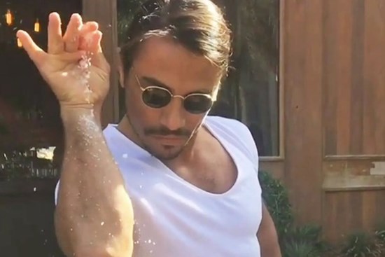 Đầu bếp rắc muối chụp cùng cô gái mắc Covid-19 tại Hà Nội là ai?