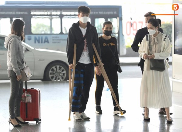 Quỳnh Anh tiễn Duy Mạnh sang Singapore khám chấn thương, gặp sự cố ngay khi vừa tới sân bay-1