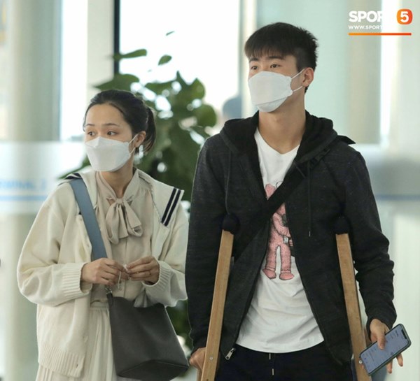 Quỳnh Anh tiễn Duy Mạnh sang Singapore khám chấn thương, gặp sự cố ngay khi vừa tới sân bay-2