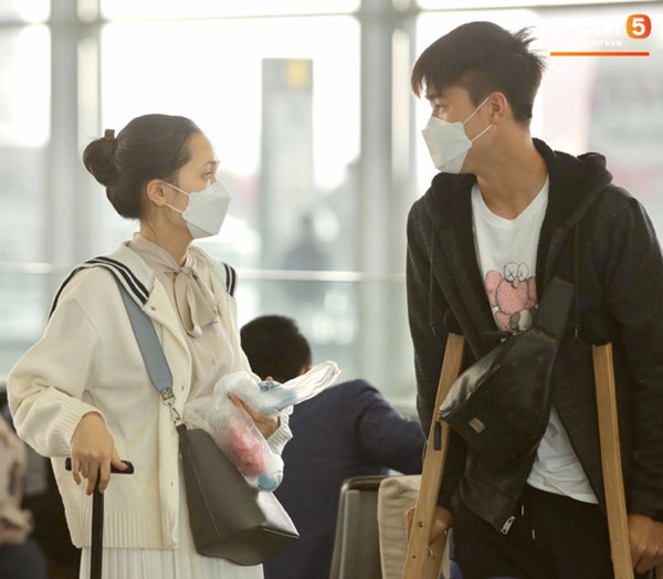 Quỳnh Anh tiễn Duy Mạnh sang Singapore khám chấn thương, gặp sự cố ngay khi vừa tới sân bay-3