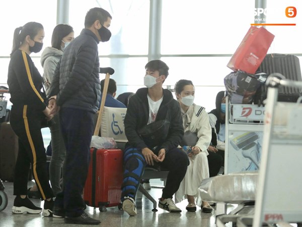 Quỳnh Anh tiễn Duy Mạnh sang Singapore khám chấn thương, gặp sự cố ngay khi vừa tới sân bay-4